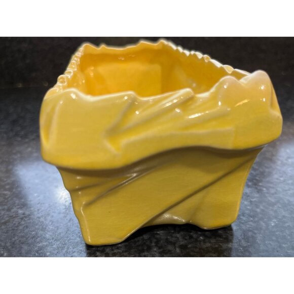 Vintage McCoy Yellow Pottery Planter #39 Made In USA Four Felt Feet On Base - Picture 2 of 7